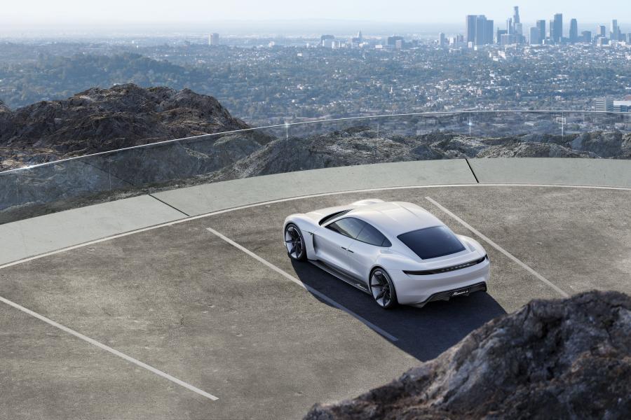  Porsche Mission E Concept 2015 года  (фото 5 из 12)
